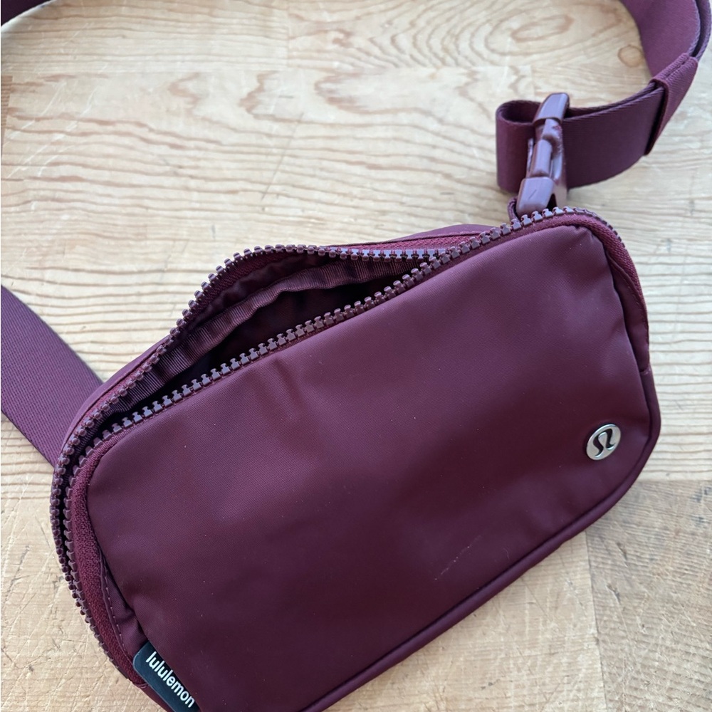 NWOT lululemon Everywhere Belt Bag in Burgundy